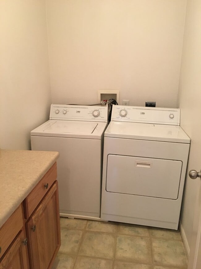 Building Photo - 3-BR Townhome in Hawk Hollow