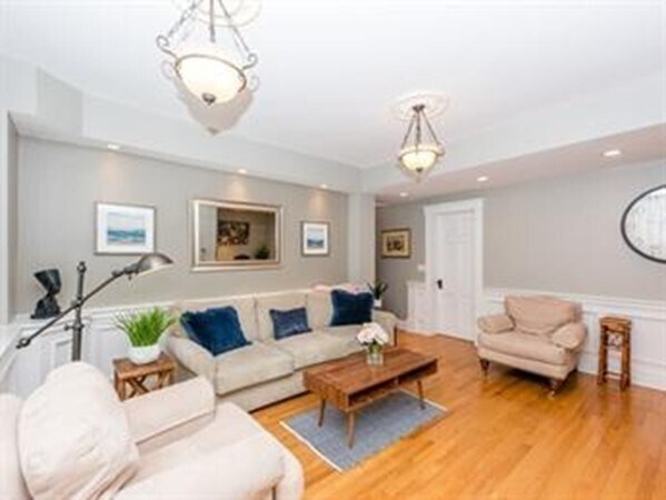 Building Photo - 137 Marlborough St