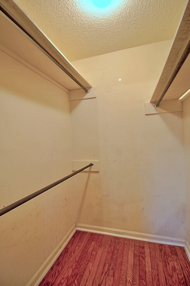 Building Photo - 948 Wedgewood Way