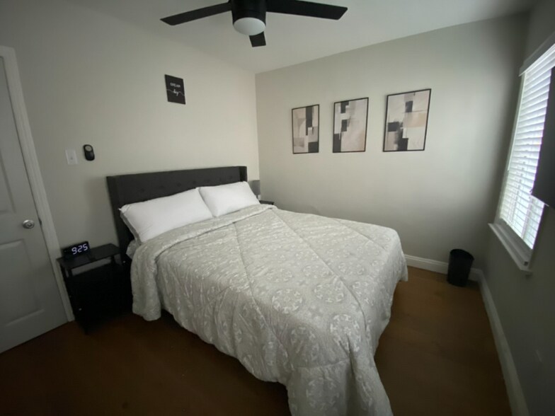 Building Photo - 636 E 121st Pl