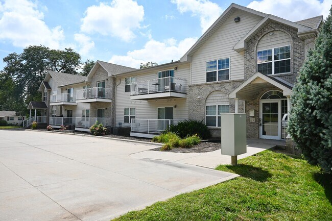 Building Photo - Square 131 - 4880 - 12 Plex