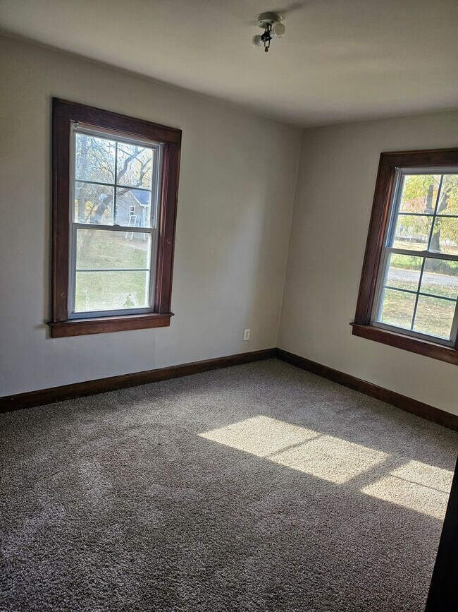 Building Photo - 2 bed 1 house