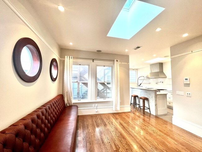 Building Photo - Welcome to North Beach! Premier 1 bed/ 2 B...