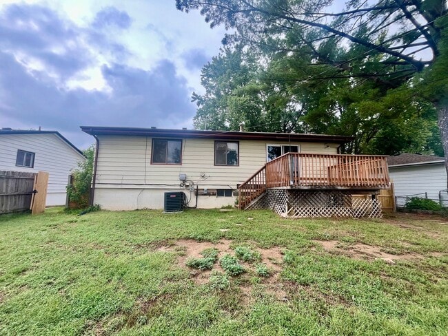 Building Photo - Great Split Entry in LaVista