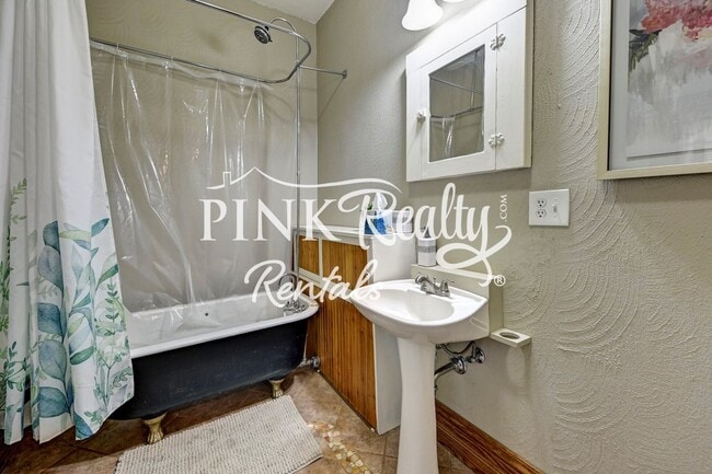 Building Photo - 1610 W Kiowa St