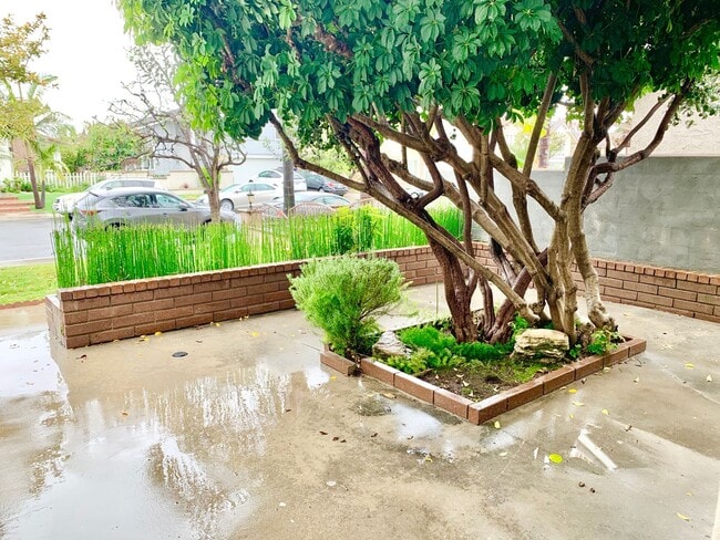 Building Photo - Five Bedroom Single Family Home in Irvine!