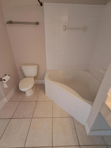 Building Photo - 2100 Greenview Shores Blvd