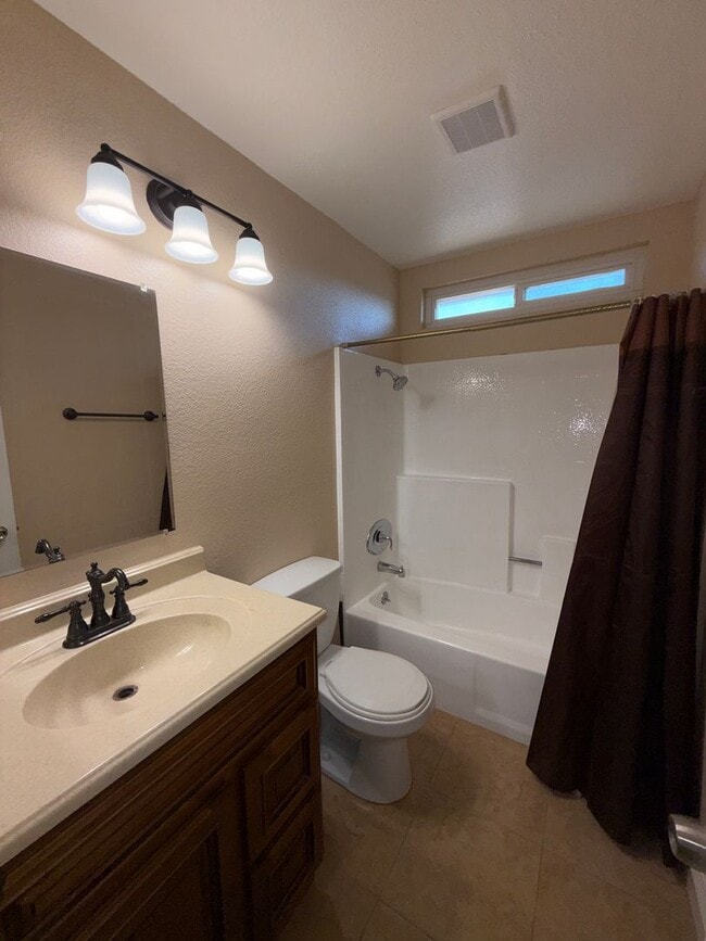 Building Photo - Lovely 3 bed  2 1/2 bath