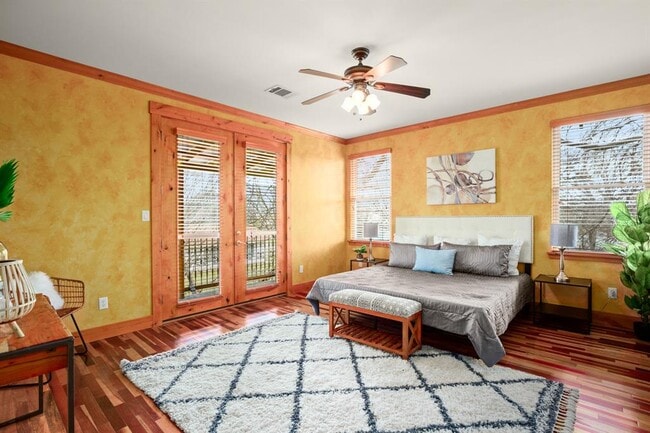 Building Photo - 912 E 51st St