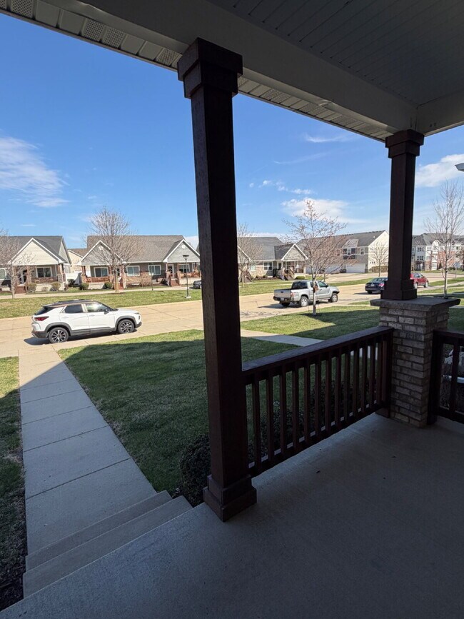 Building Photo - Charming 3-Bed 2.5-Bath Townhouse with Granite Finishes Near Jordan Creek Town Center