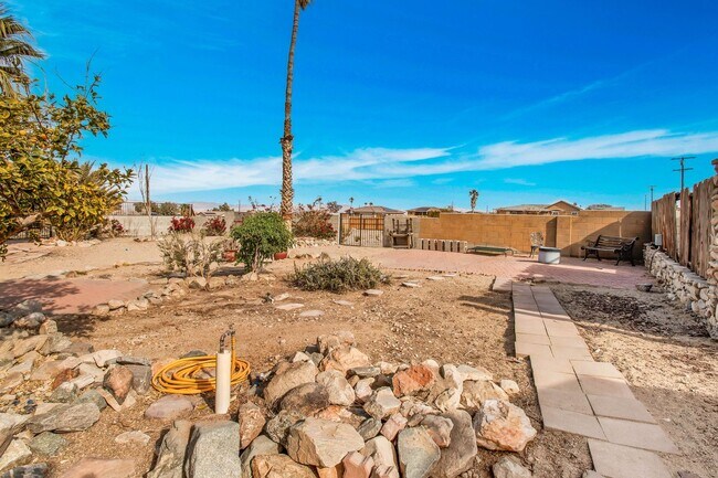 Building Photo - 7565 Sherman Hoyt Ave