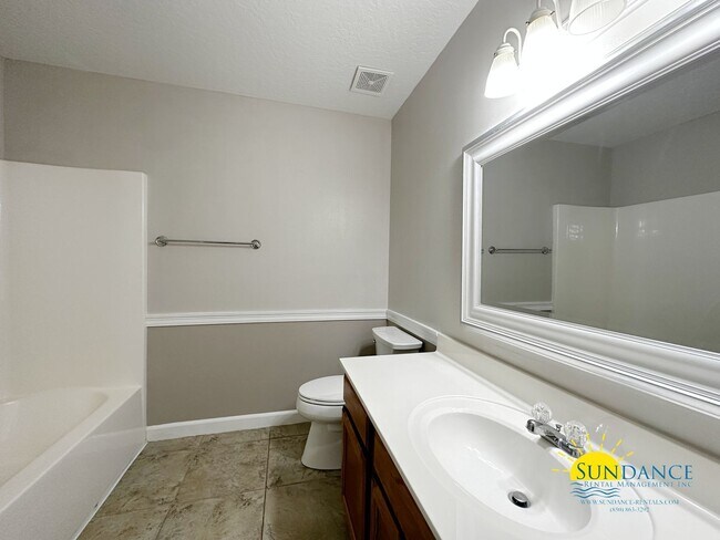Building Photo - Beautiful 3 Bedroom Townhouse Near Both Mi...