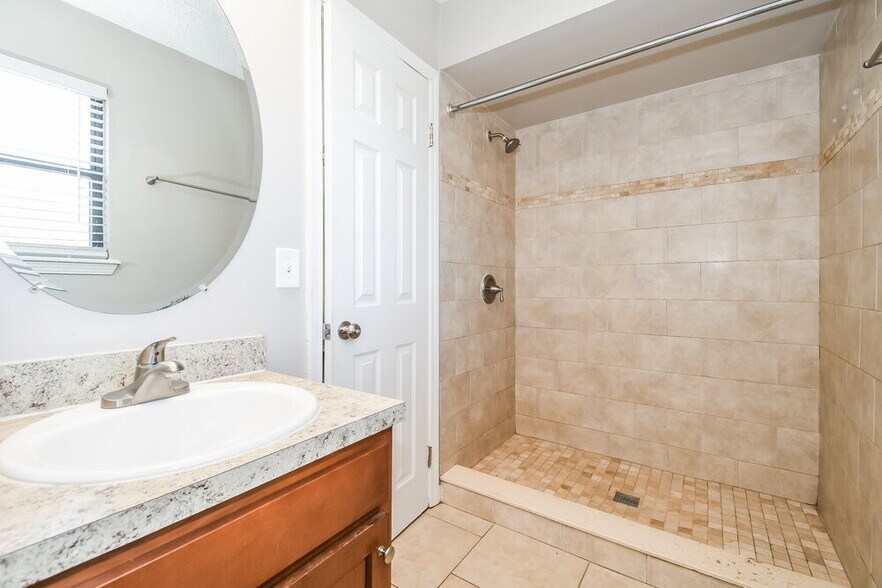 Building Photo - 9727 Villiers Dr S