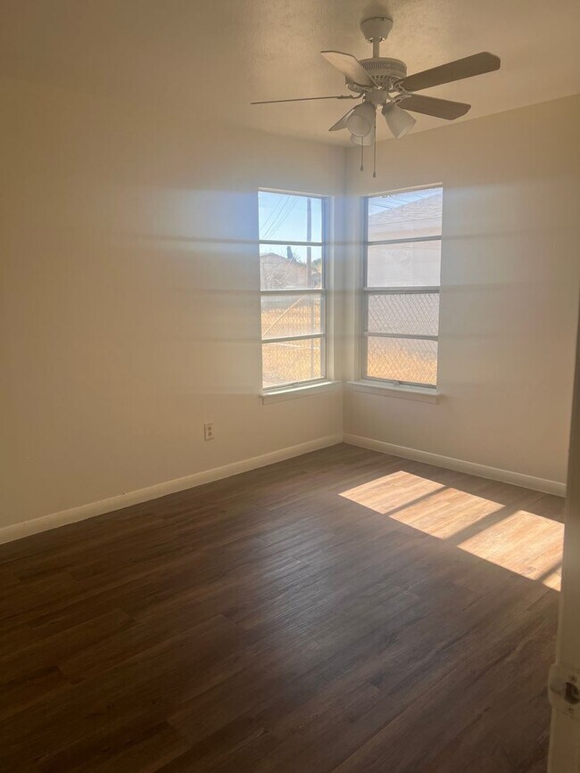 Building Photo - Charming home located near John Ireland El...