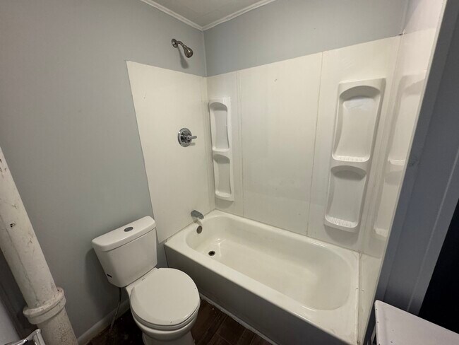 Building Photo - 610 Plum St