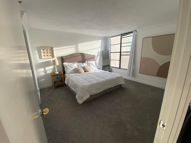 Building Photo - 22 Royal Palm Way