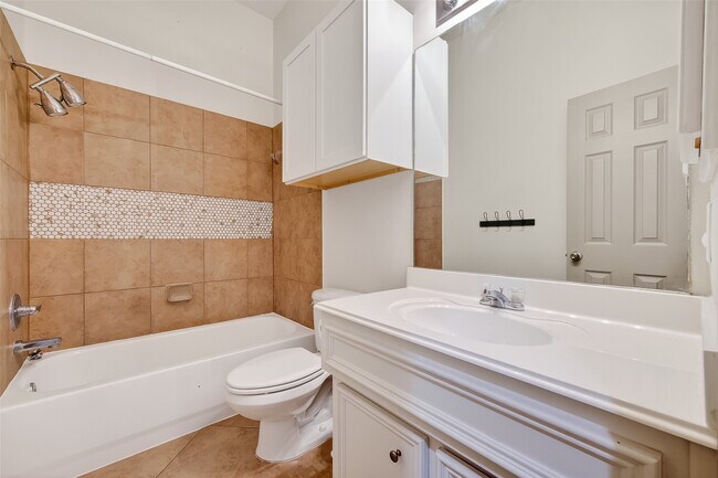 Building Photo - 2826 Lakecrest Forest Dr