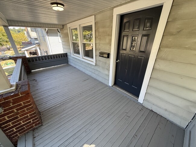 Building Photo - 5BR 1BA Home w/ Covered Patio • New Kitchen • Off-Street Parking in Akron