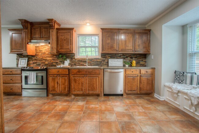 Building Photo - 6016 Teas Nursery Rd