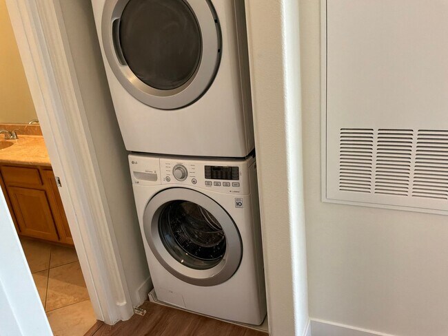 Building Photo - 2 bedroom 2 bathroom Condo