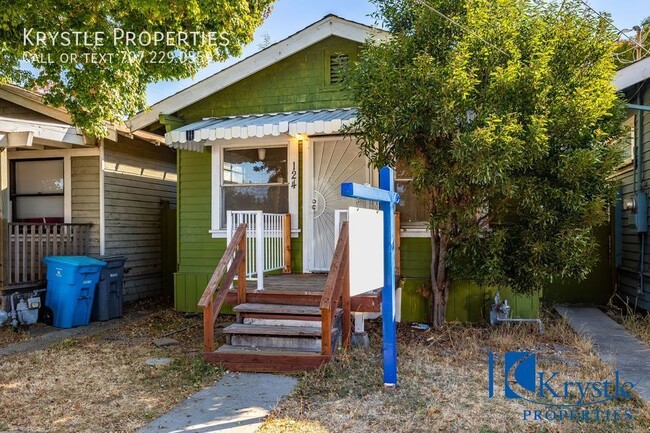 Building Photo - Cottage with yard and deck