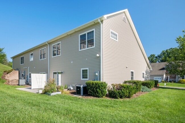 Building Photo - Gorgeous 3 Bedroom, 2.5 Bath End-Unit Town...