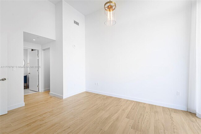 Building Photo - 2678 Tigertail Ave