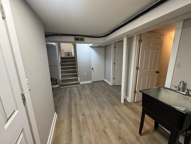 Building Photo - 15041 Oak St