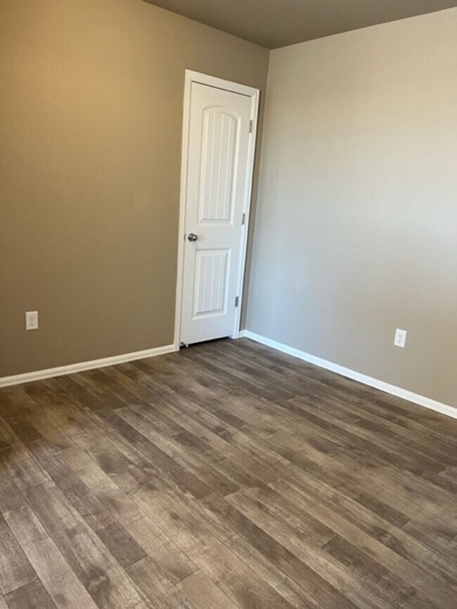 Building Photo - PRACTICALLY NEW 3 Bedroom Townhome