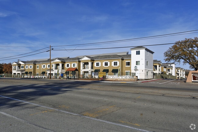 Building Photo - The Knolls at The Avenida