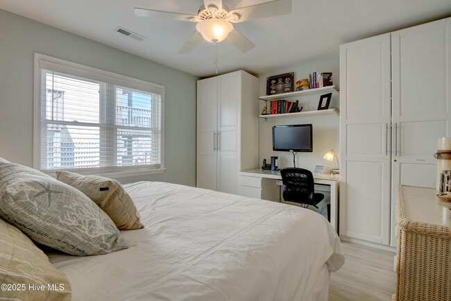 Building Photo - 3946 Island Dr