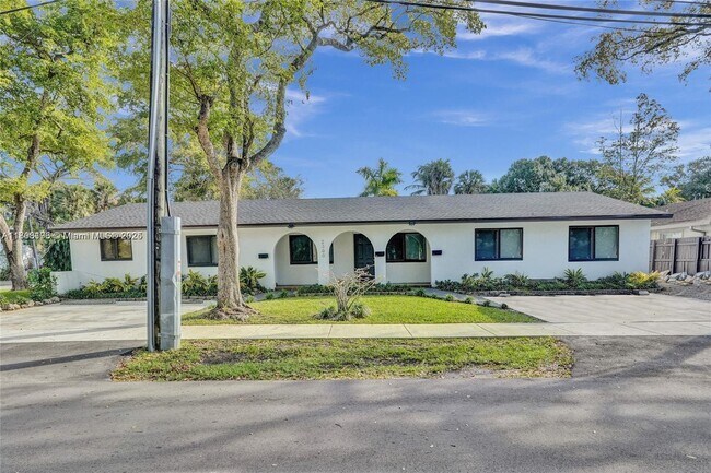 Building Photo - 2300 SW 18th Terrace