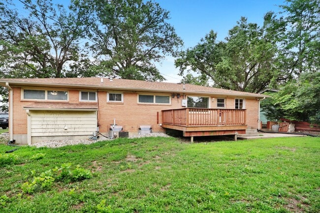 Building Photo - Don't Fuss with the Bus -5 Bed - 3 Bath - ...