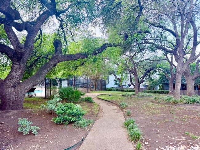 Building Photo - 1411 Gracy Farms Ln