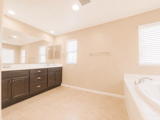 Building Photo - Beautiful Heritage Lake 3 Bedroom+ House for rent