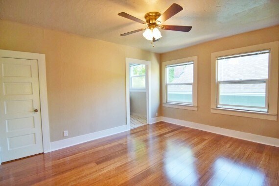 Building Photo - John's Landing 2nd Floor 1Bdr w/Hardwoods,...
