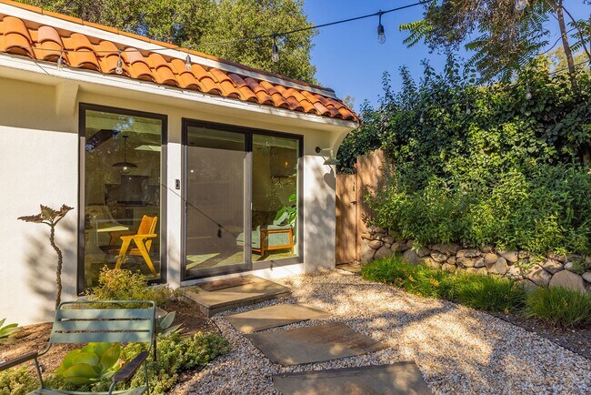 Building Photo - Downtown bungalow