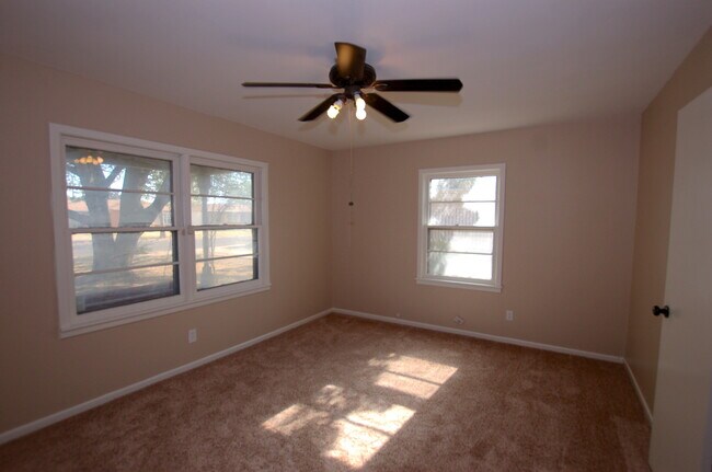 Building Photo - Great 2 Bedroom with 2 Living Areas