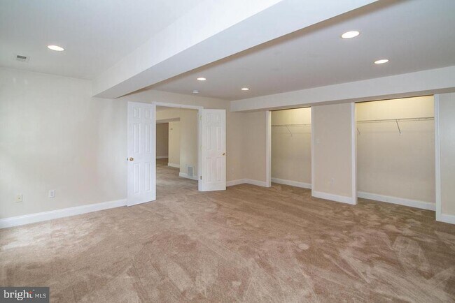Building Photo - 3018 Desert Palm Ct