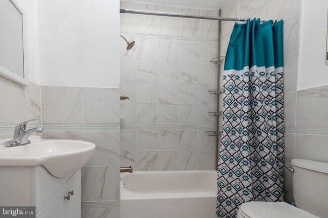 Building Photo - 3317 W Garrison Ave