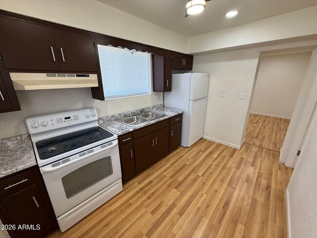 Building Photo - 860 E 13th St