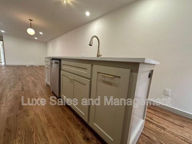 Building Photo - 911 NE 16th St