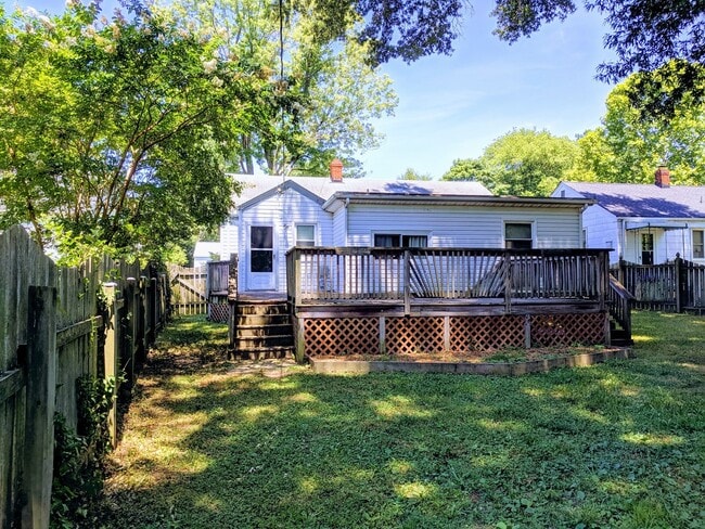 Building Photo - Spacious 3bdrm/2bth Home Located in a Well Established Neighborhood in Richmond's West End  Conve...