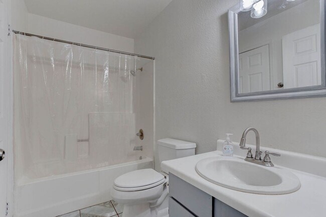 Building Photo - 808 Hedge Way