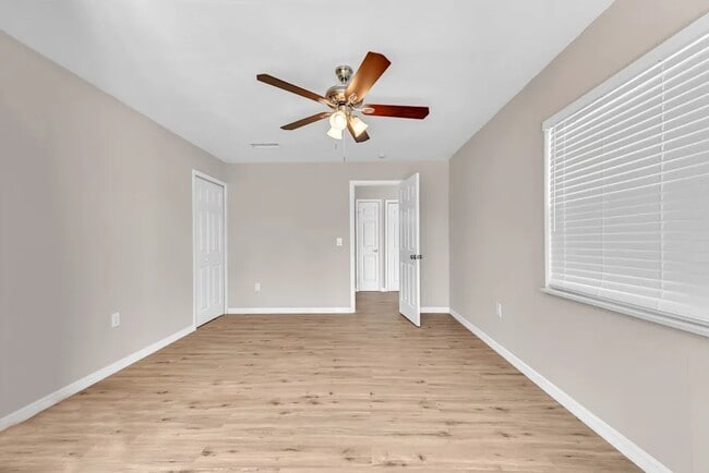 Building Photo - 6913 Voltaire Dr