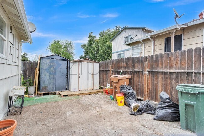 Building Photo - Unit 5