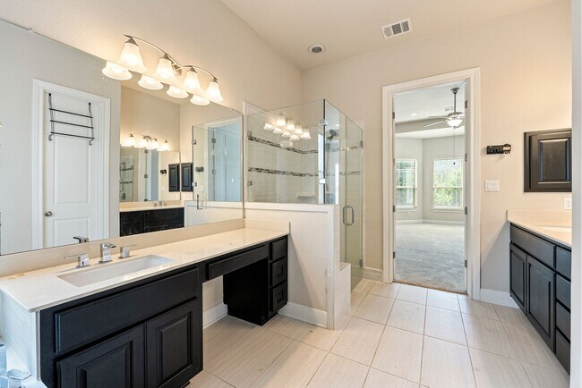 Building Photo - Luxurious 4 bedrooms 3 bathrooms home in L...