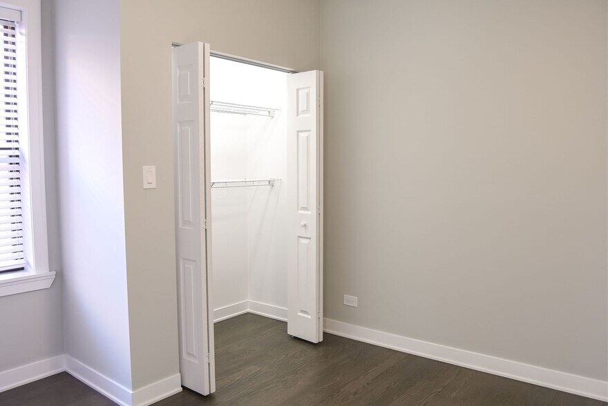 Building Photo - 2623 W Berwyn Ave