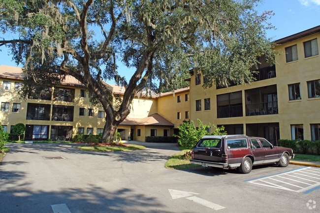 Building Photo - The Oaks Apartments