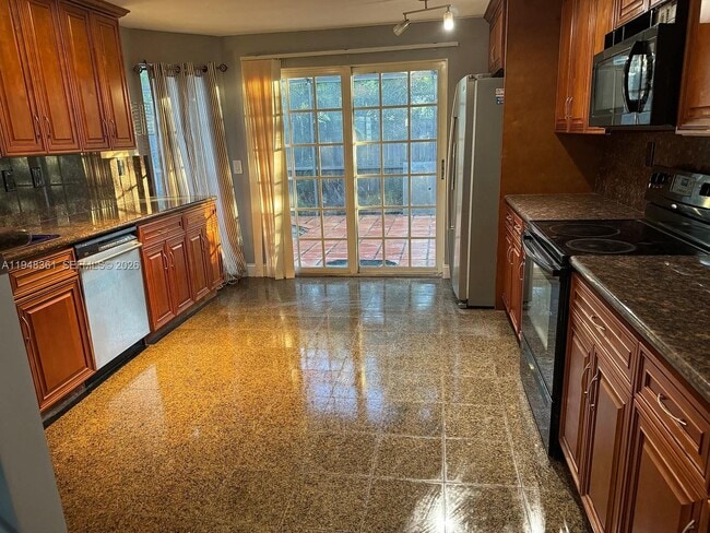 Building Photo - 812 SE 14th Ct